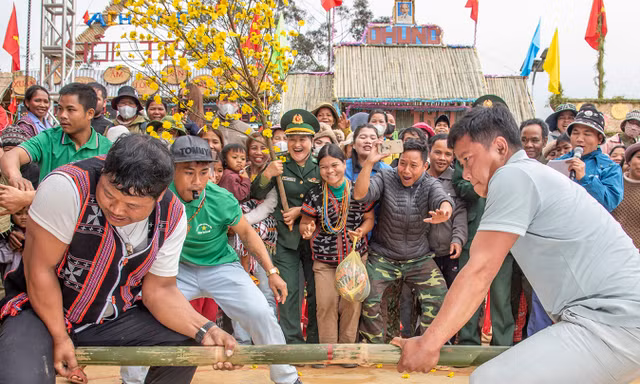 Bà con người Lào vui Tết Việt