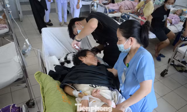 Những cây kéo nghĩa tình bên giường bệnh 