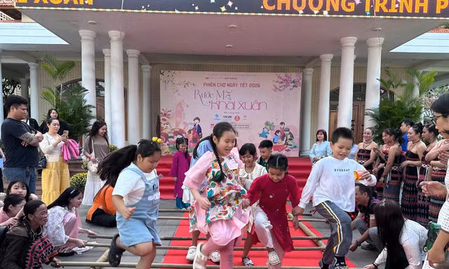 Hào hứng nhảy sạp ngày Tết bên bờ sông Hàn