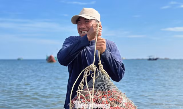 Lộc biển nhuộm thắm bến thuyền Cửa Nhượng 