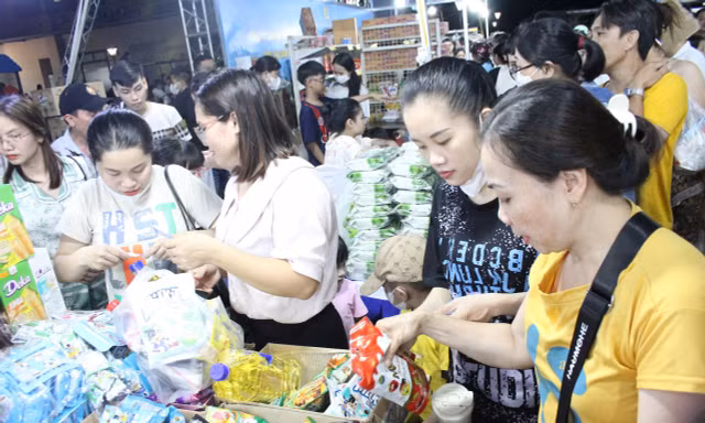 Người lao động Đà Nẵng phấn khởi mua sắm tại Phiên chợ công nhân lưu động