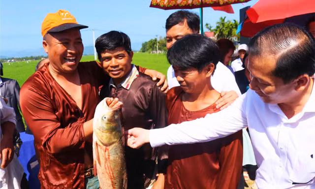 Thi úp nơm bắt cá trên quê hương cố Thủ tướng Phạm Văn Đồng