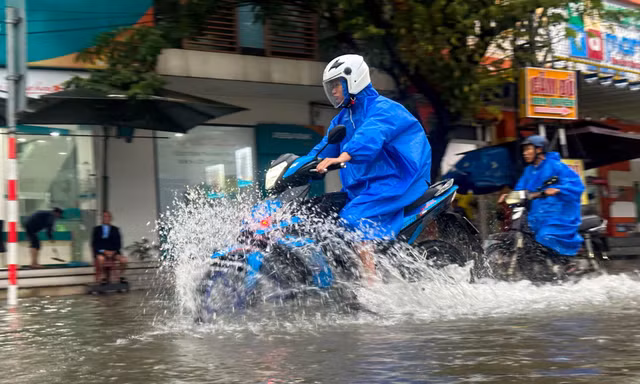 Mưa lớn xối xả, đường Đà Nẵng lại chìm trong nước