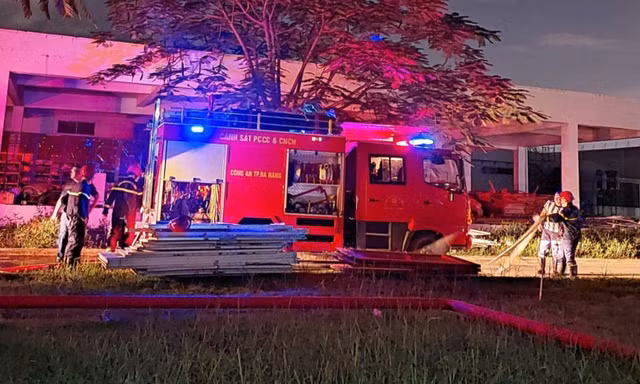 Hàng nghìn hộ dân Đà Nẵng mất điện sau vụ nổ trụ điện ở khu công nghiệp