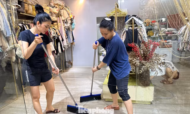 Nước vừa rút, người dân Huế tất bật dọn bùn đất