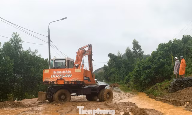 Nhiều khu vực vùng ven Đà Nẵng ngập sâu, đất đá đổ tràn xuống đường sau mưa lớn