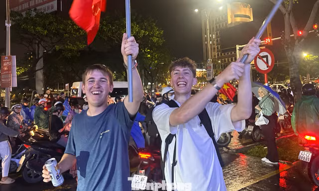 Khách Tây cùng người dân Đà Nẵng 'đi bão' xuyên đêm mừng Việt Nam vô địch