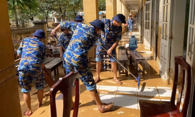 Vùng 3 Hải quân giúp dân khắc phục hậu quả sau mưa lũ