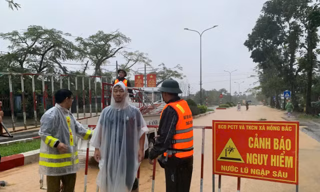 Huế cảnh báo người dân hạn chế ra đường để phòng tránh bão