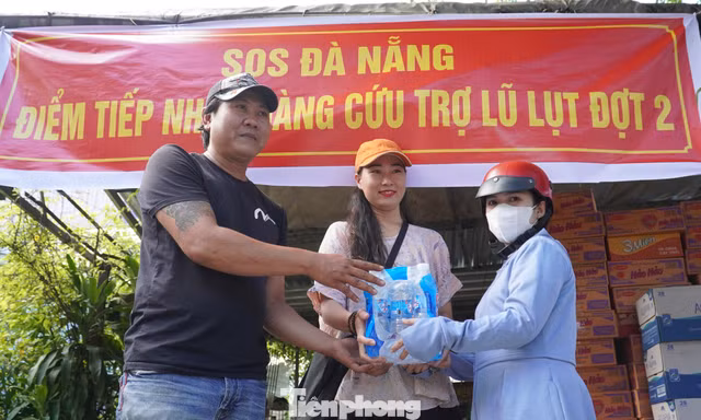 Từng thùng mì, lốc nước mang nghĩa tình Đà Nẵng đến miền Bắc lũ lụt