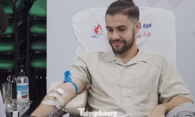 Khách Tây háo hức hiến máu cùng bạn trẻ Đà Nẵng 