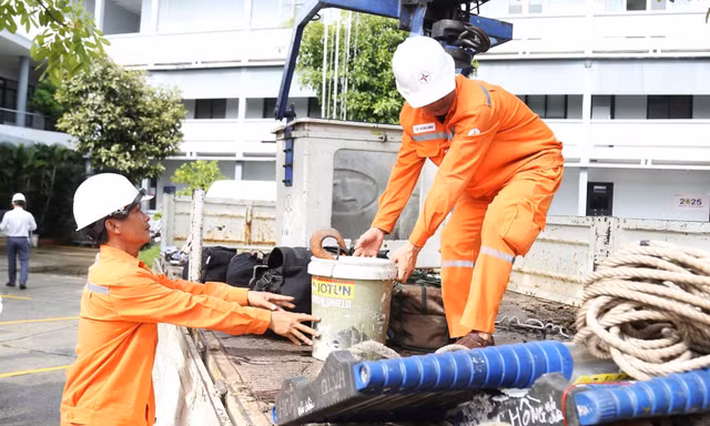 340 công nhân điện lực đổ về Quảng Trị, Hà Tĩnh sau bão