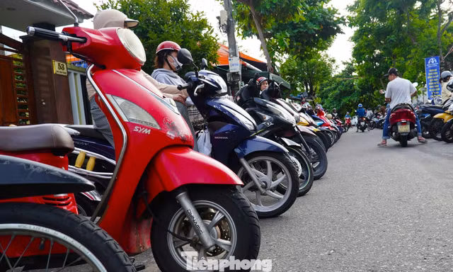 Phụ huynh xếp xe thẳng như căng chỉ trước trường học Đà Nẵng