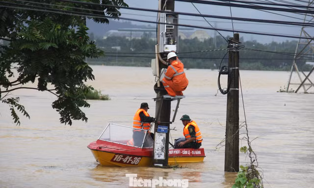 Lội bùn, băng rừng cấp điện lại cho hàng trăm ngàn hộ dân Đà Nẵng sau lũ dữ