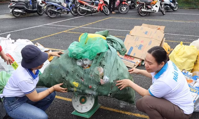 Phiên chợ đổi rác lấy sản phẩm hữu ích bảo vệ môi trường