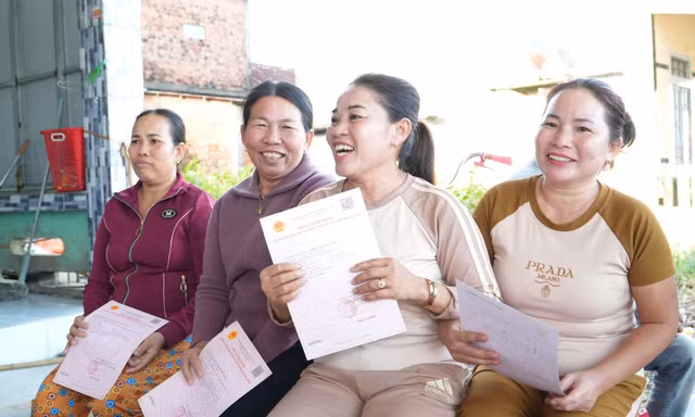 Xã cùng lúc cấp hàng loạt ‘sổ đỏ’ cho dân sau gần 20 năm chờ đợi