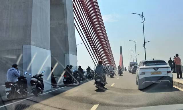 Dừng xe hàng dài trên cầu vượt nghìn tỷ check-in, tiềm ẩn nguy cơ tai nạn