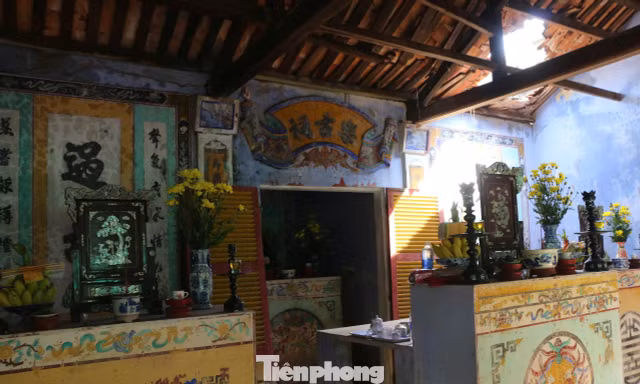Vào di tích dâng hương, phải đội mũ bảo hiểm
