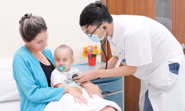Bé trai 9 tháng tuổi người Kazakhstan thoát nạn sau khi nuốt kim băng sắc nhọn