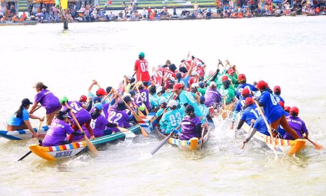 Hai mẹ con tử nạn do chìm thuyền, Huế dừng hội đua ghe truyền thống