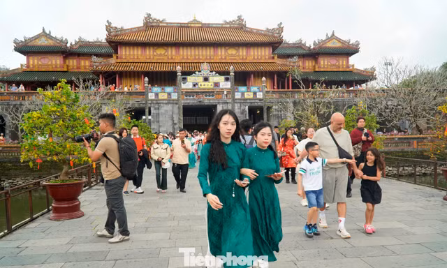 Du khách ùn ùn ‘xông đất’ Đại nội Huế