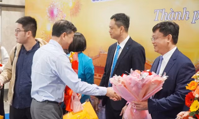 Du khách Trung Quốc nườm nượp đến Huế đầu năm mới 