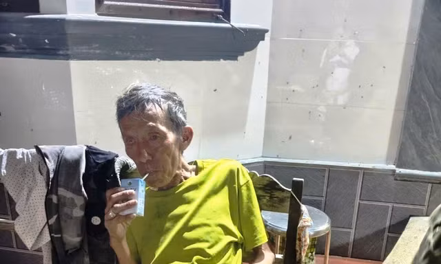 Cụ ông mang theo vàng đi lạc và kiệt sức trong rừng keo tại Huế