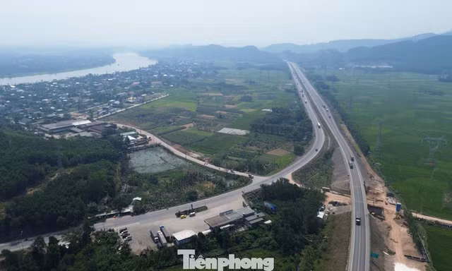 Cao tốc Cam Lộ - La Sơn cấm phương tiện lưu thông ban đêm