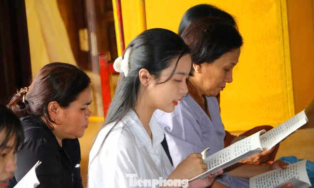 Hàng nghìn người mang nước tinh khiết lên chùa lễ Phật
