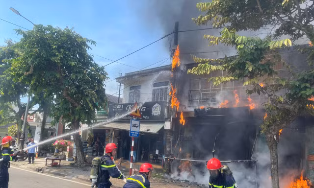 Cháy lớn tại cơ sở in ấn ở Huế