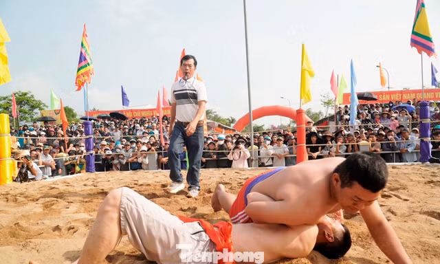 Cận màn hạ sới kịch tính tại hội vật hơn 400 năm tuổi
