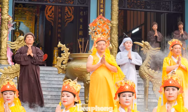 Hàng nghìn người trẩy hội đền Huyền Trân 