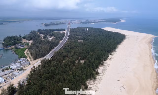 Cận cảnh bãi biển nổi tiếng sắp trở thành công viên văn hóa đa năng đầu tiên ở Huế