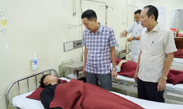 Gần 100 người nhập viện nghi ngộ độc 