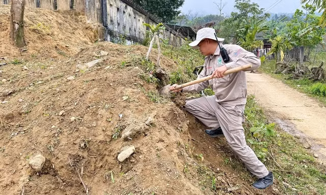 Phát hiện bom chùm trước cổng trường học ở Huế