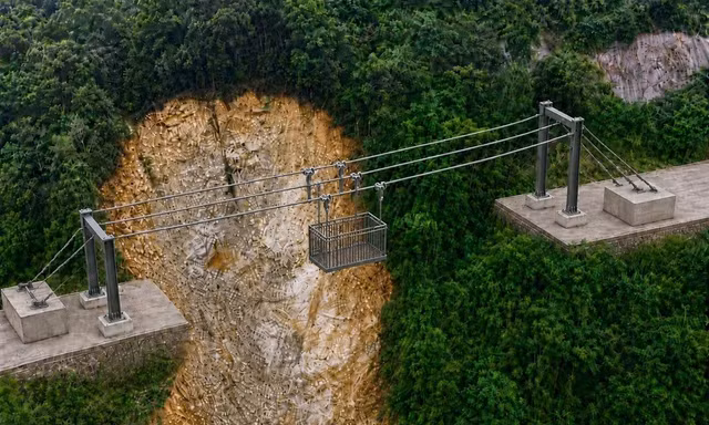 Gần một năm sau sạt lở, đường lên đỉnh Bạch Mã vẫn bị chia cắt