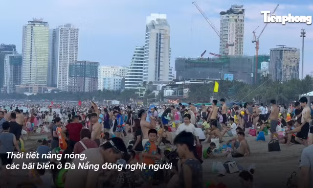 Nóng như đổ lửa, biển Đà Nẵng đông nghịt từ sáng đến tối