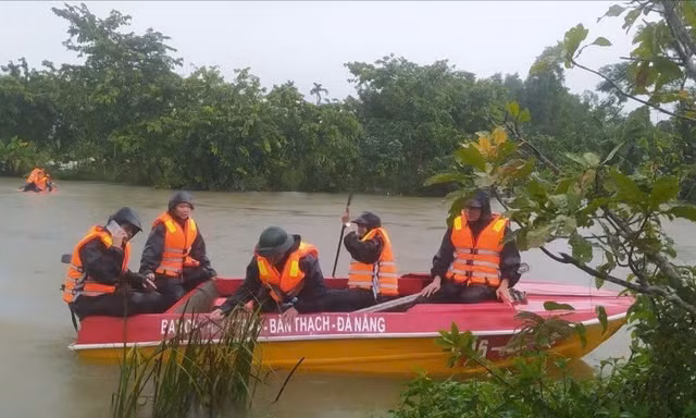 Quân khu 5 đưa phương tiện chuyên dụng tìm kiếm người mất tích trên sông ở Đà Nẵng
