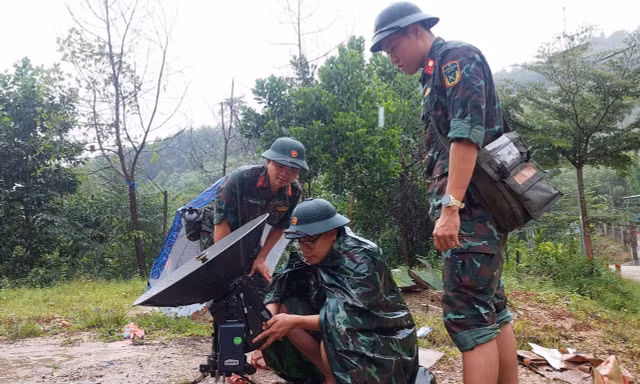 Lính thông tin băng rừng, đội mưa đảm bảo liên lạc vùng sạt lở ở Đà Nẵng