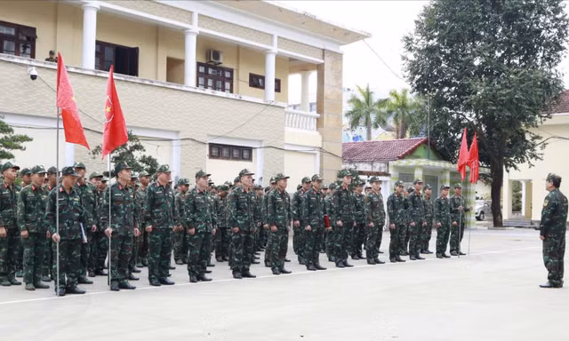 Đà Nẵng huy động gần 100 cán bộ, chiến sĩ đến Đắk Lắk giúp dân vùng lũ dựng xong nhà trước Tết