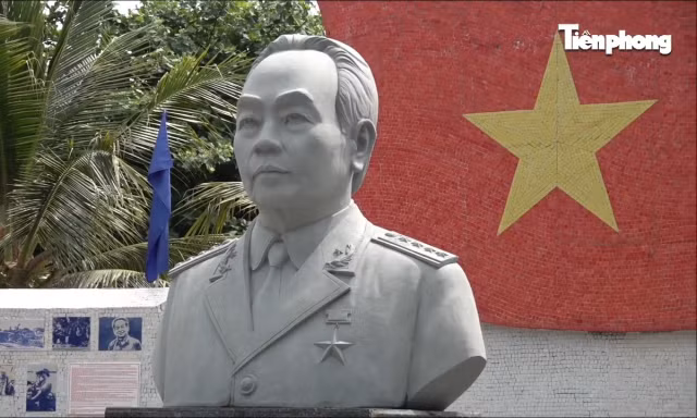Trường Sa và khoảnh khắc xúc động dưới tượng đài Đại tướng Võ Nguyên Giáp
