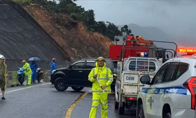 Sạt lở trên cao tốc nối Đà Nẵng và Huế: Mở tạm một làn, cấm xe chạy ban đêm