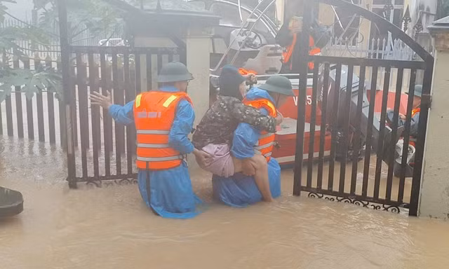 Quân khu 5 ứng phó mưa lũ, cứu hộ khẩn cấp tại Đà Nẵng