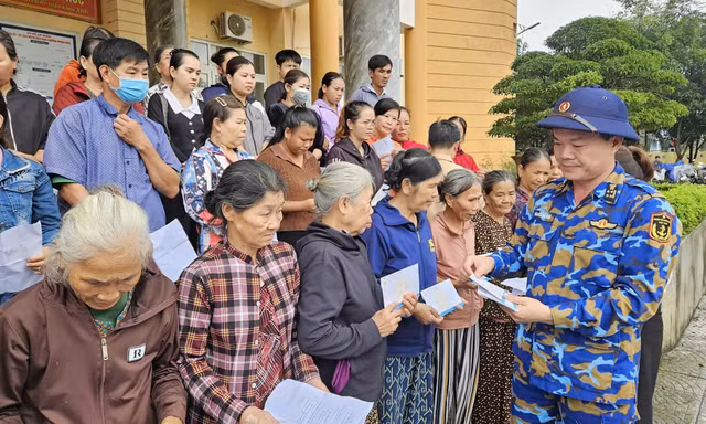 Vùng 3 Hải quân hỗ trợ đồng bào miền Trung sau mưa lũ