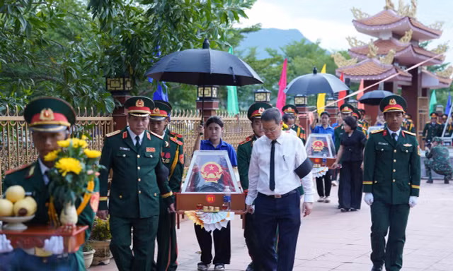 Xúc động lễ truy điệu và an táng 5 hài cốt liệt sĩ được tìm thấy trong hang Đá Sập