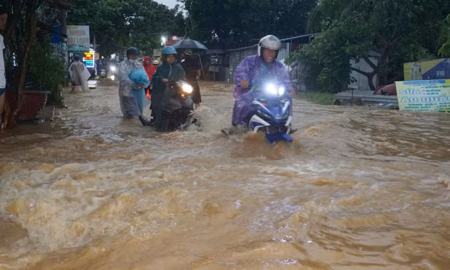 Nước cuồn cuộn trên đường phố Đà Nẵng sau mưa lớn