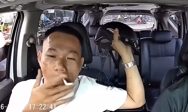 Bị khách dùng mũ bảo hiểm đánh tới tấp chỉ vì nhắc không hút thuốc trên xe