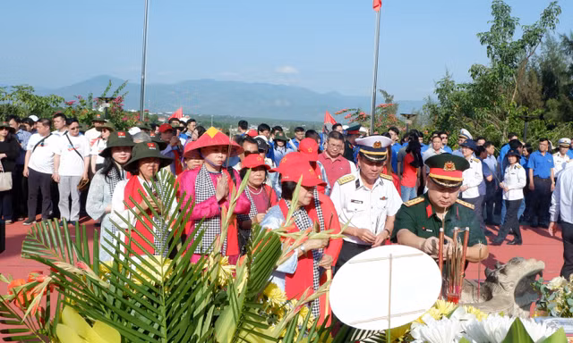 Đoàn 'Hành trình Tuổi trẻ vì biển đảo quê hương' dâng hương tưởng niệm các chiến sĩ Gạc Ma