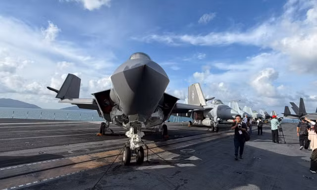 Ngắm dàn tiêm kích khủng trên tàu sân bay USS George Washington đang ở Đà Nẵng