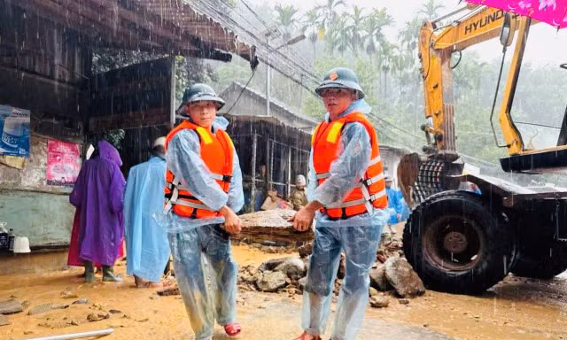 Quân đội xuyên đêm cứu dân khẩn cấp sau vỡ đê tại Đà Nẵng